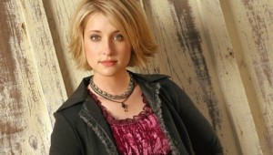 La bella Allison Mack bajo la pesada acusación de reclutar mujeres para una red de tráfico sexuall 