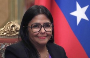 Continúa la polémica por el paso de la vicepresidenta de Venezuela, Delcy Rodriguez, por el aeropuerto de Madrid.