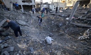 Soccorritori cercano sopravvissuti dopo un bombardamento israeliano a Gaza