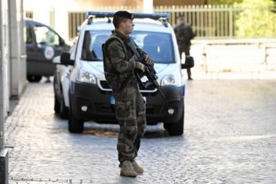 Parigi, auto contro soldati: un arresto