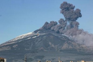 Etna, scosse e fumo: l&#039;eruzione di Natale