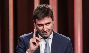Lo scontro tra Di Battista e Renzi sta spaccando il M5S
