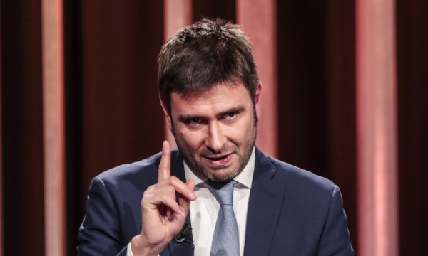 Lo scontro tra Di Battista e Renzi sta spaccando il M5S