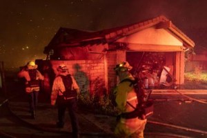 Grave incendio a Los Angeles, un morto e 100mila evacuati