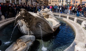 La Barcaccia di Piazza di Spagna dopo il blitz di Ultima Generazione