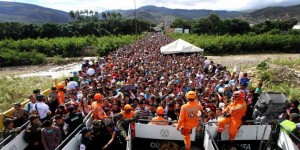 La moltitudine di venezuelani che ogni giorno attraversa il Ponte che collega il Venezuela alla Colombia