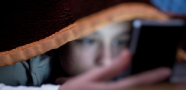 No allo smartphone di notte ai bambini: i medici britannici incoraggiano un “veto” legale