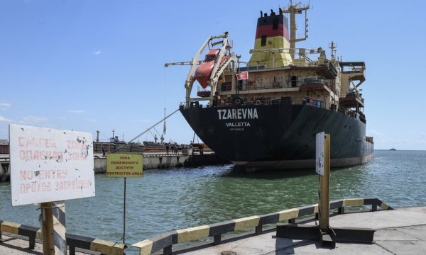 La nave portarinfuse Tzarevna battente bandiera di Malta in porto a Mariupol
