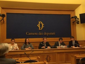 En la foto, Tamara Sujú ( centro izquierda) en la Cámara de Diputados de Italia