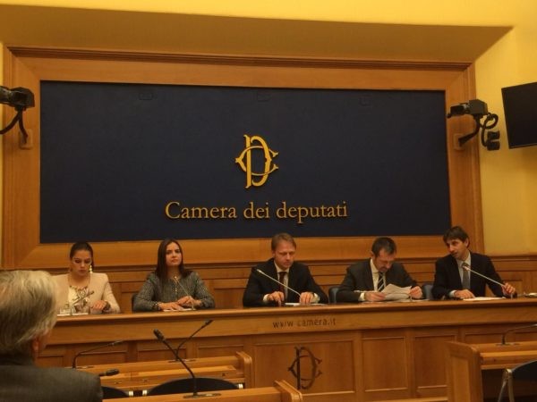En la foto, Tamara Sujú ( centro izquierda) en la Cámara de Diputados de Italia