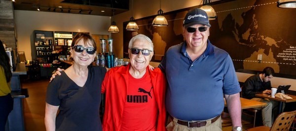 Dori Robinson e il marito John nella caffetteria &quot;Starbucks&quot; di Issaquah (Usa), al centro Domenico Logozzo