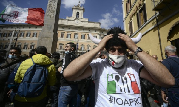 Tensione e scontri alle proteste anti-chiusure davanti a Montecitorio