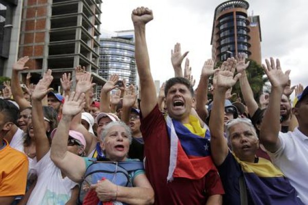 Il Venezuela nel caos. Maduro: pagliacci, non me ne vado. Guaidò: amnistia anche per lui