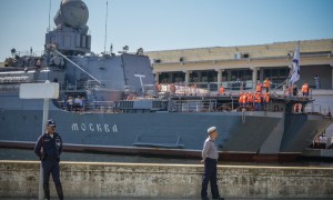 Giallo sull&#039;ammiraglia Moskva nel Mar Nero. Per Kiev &quot;colpita da missili&quot;, per Mosca &quot;gravemente danneggiata da un incendio&quot; 