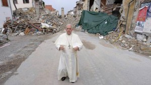 El papa viajó hoy a Amatrice, devastada por el terremoto del centro de Italia