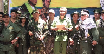 Un gruppo di comandanti delle Fuerzas Armadas Revolucionarias de Colombia-Ejército del Pueblo (FARC-EP) hanno annunciato l’avvio di una nuova fase di lotta in risposta al «tradimento dello Stato colombiano degli Accordi di Pace» firmati a l’Avana nel 2016.