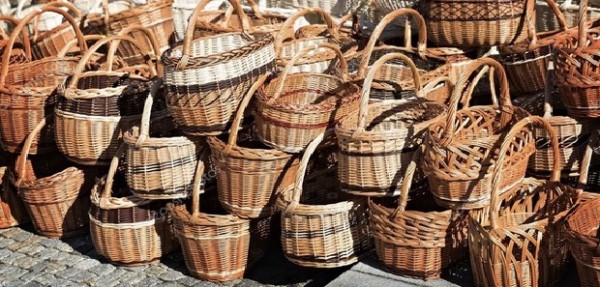 Lecce - Piazza Duomo, dopo 42 anni di assenza torna la «fiera te lu panieri»