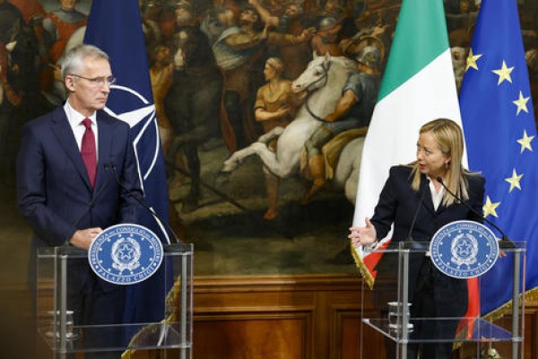 La premier italiana y el secretario general de la OTAN, Jens Stoltenber