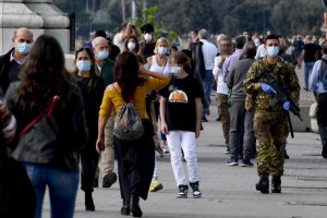 Napoli: centro gremito, bar pieni per &#039;ultimo&#039; caffè