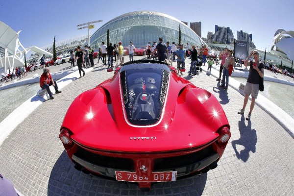 Ferrari conmemoró su 70 aniversario con un desfile de autos en España