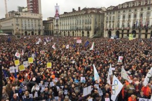 Migliaia in piazza a Torino per dire sì alla Tav