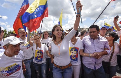 Marcha de mujeres exige en Caracas revocatorio contra Maduro