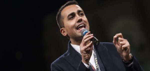 Governo, Di Maio: &quot;Allarme per i mercati? non siamo ricattabili&quot; e intanto pensa ai cassaintegrati