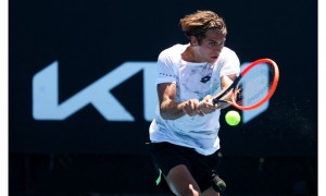 Flavio Cobolli in azione a Melbourne 