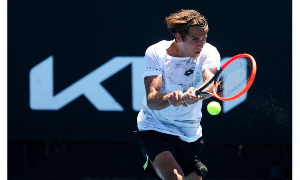 Flavio Cobolli in azione a Melbourne 