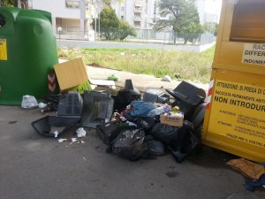 Taranto - Raccolta vetro nel caos, campane piene e rifiuti per terra