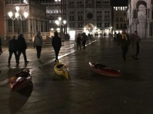En Kayaks en Plaza de San Marcos de Venecia