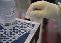 Coronavirus in Italia, oggi 18.020 contagi e 414 morti: Risale al 14,8% il tasso di positivit&agrave;