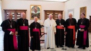 El Papa Francisco en su reunión con miembros de la CEV en el Vaticano el 08 de junio de 2017