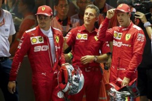 ebastian Vettel y Charles Leclerc celebran con el equipo Ferrari 