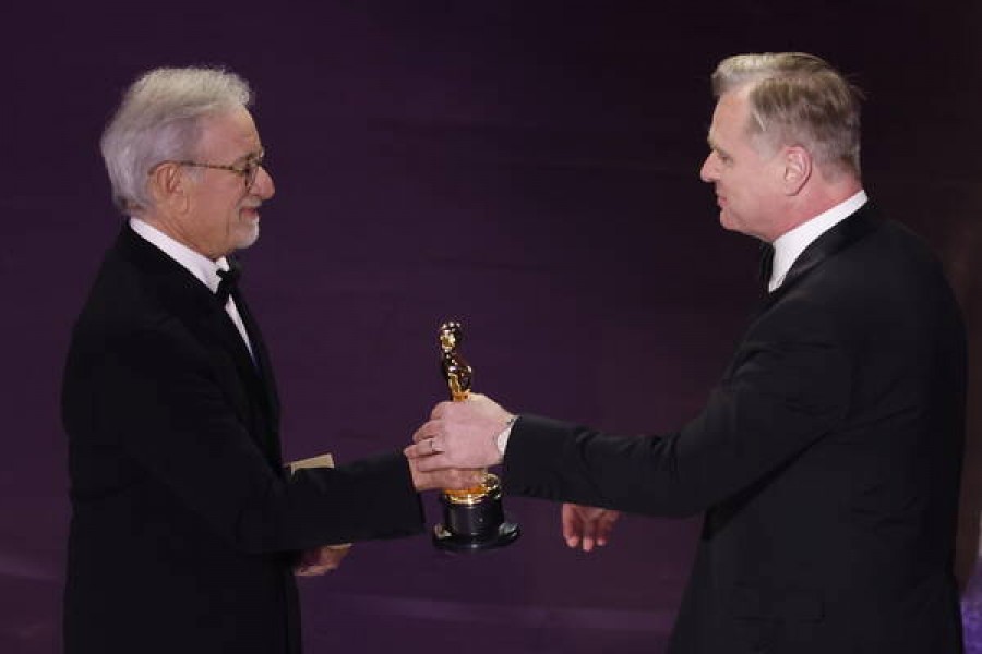 Christopher Nolan (derecha) recibe el OScar de manos de Steven Spielberg (izquierda)