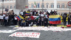 Los Italo-venezolanos Protestan ante el Parlamento de Italia