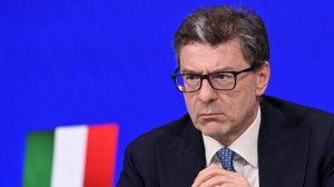 El ministro de Economía italiano, Giancarlo Giorgetti, al hacer el anuncio. 