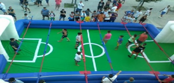 Il calcio balilla umano