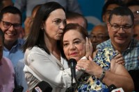 La leader dell&#039;opposizione venezuelana María Corina Machado bacia la sua sostituta alle prossime elezioni nazionali, Corina Yoris, durante una conferenza stampa a Caracas