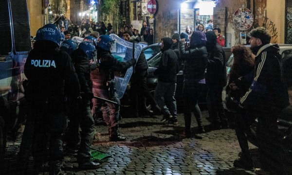 Roma - Tensioni tra polizia e dimostranti a Piazza Trilussa