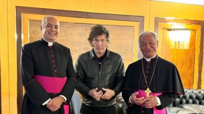 El presidente de Argentina, Javier Milei (centro de la imagen), ya está en Roma. Participará de la canonización de la primera santa mujer de su país. Encuentros con el Papa Francisco, el presidente Sergio Mattarella y la premier Giorgia Meloni 