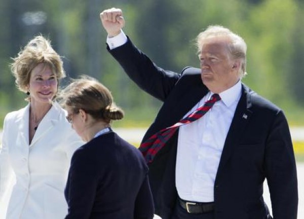 Trump, Maduro non resterà impunito Washington esorta forze armate a far passare aiuti umanitari