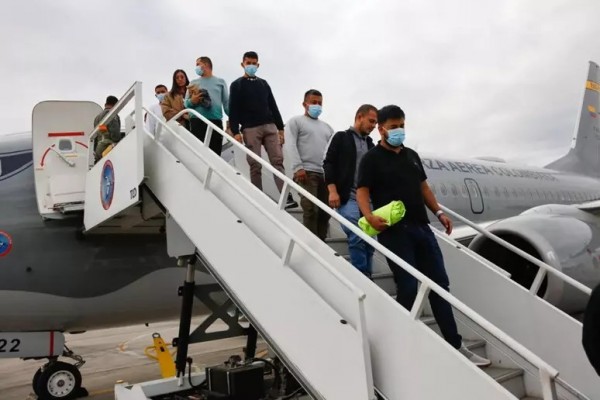 Il primo dei due aerei inviati dal governo colombiano negli Stati Uniti per recuperare i propri connazionali immigrati illegalmente ed espulsi dal Paese nordamericano è atterrato questa mattina a Bogotà.