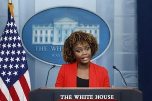 La Secretaria de Prensa de la Casa Blanca, Karine Jean-Pierre, habla durante una conferencia de prensa diaria en la Sala de Prensa James S. Brady de la Casa Blanca el 25 de marzo de 2024 en Washington, DC. Durante la conferencia de prensa, Jean-Pierre habló con los periodistas sobre una variedad de temas, incluida la reunión del Consejo de Seguridad de la ONU para votar sobre un alto el fuego en Gaza.