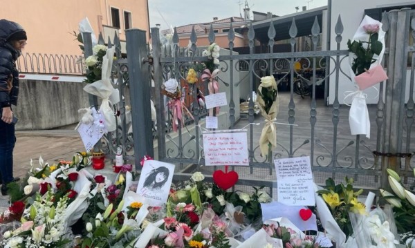 Fiori e messaggi di cordoglio degli abitanti di Vigonovo per la famiglia Cecchettin