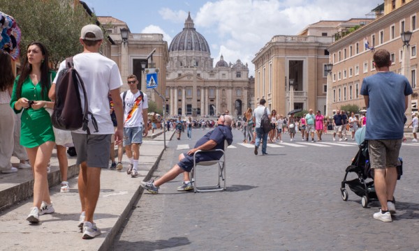 Roma - Turisti a San Pietro 