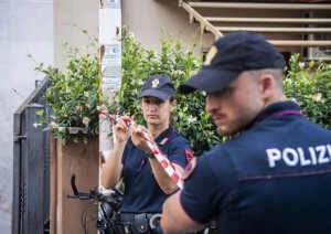 Tre cadaveri trovati in un casolare a Perugia. Padre, madre e figlia morti e un fucile accanto al corpo di lui