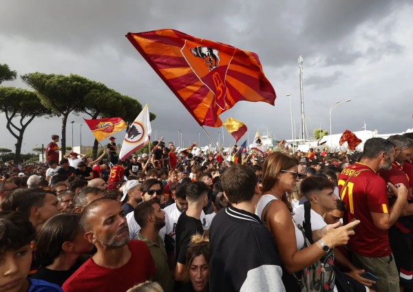 I tifosi della Roma a Ciampino per Lukaku