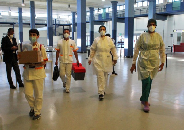 Coronavirus en Italia, otros 259 casos y 4 muertes Frenar los contagios, las víctimas se duplican. Vacuna, tres mil voluntarios