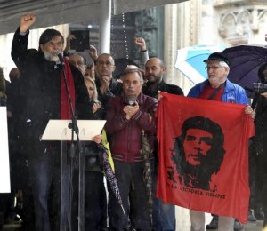 Puño en alto, el hijo de Dario Fo despide a su padre, fallecido a los 90 años de edad.